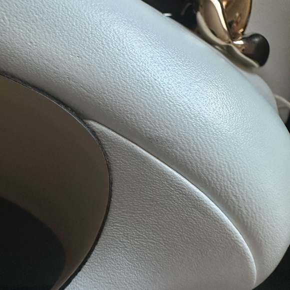 No. 21 OFF WHITE PUMPS W/ GOLD CHAINS - Picture 10 of 14